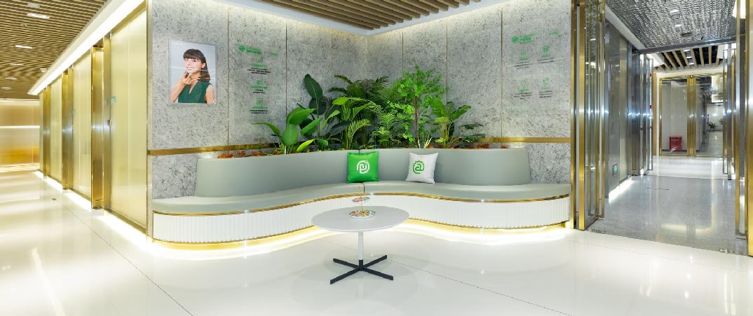深圳自有光醫療中心地處商業繁華區，提供牙齒矯正、植牙、美白牙貼等服務。